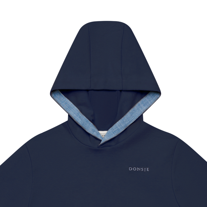 Donsje Lirian Sweater blue marine Detailansicht obere Hälfte mit Kapuze und aufgesticktem Donsje Schriftzug