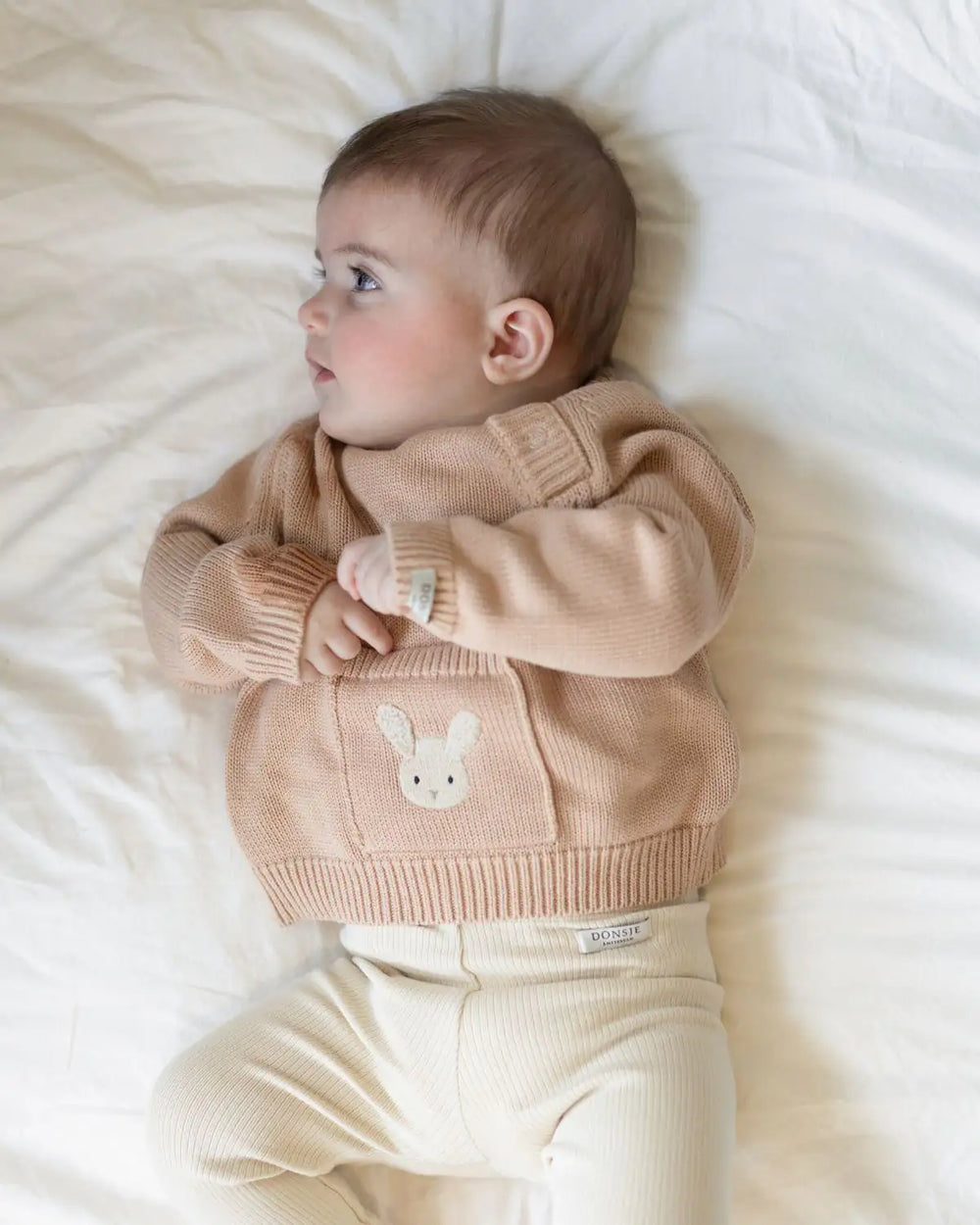 Donsje Loeke Sweater Fluffy Bunny rose mocha getragen von einem Baby, Ansicht von oben 