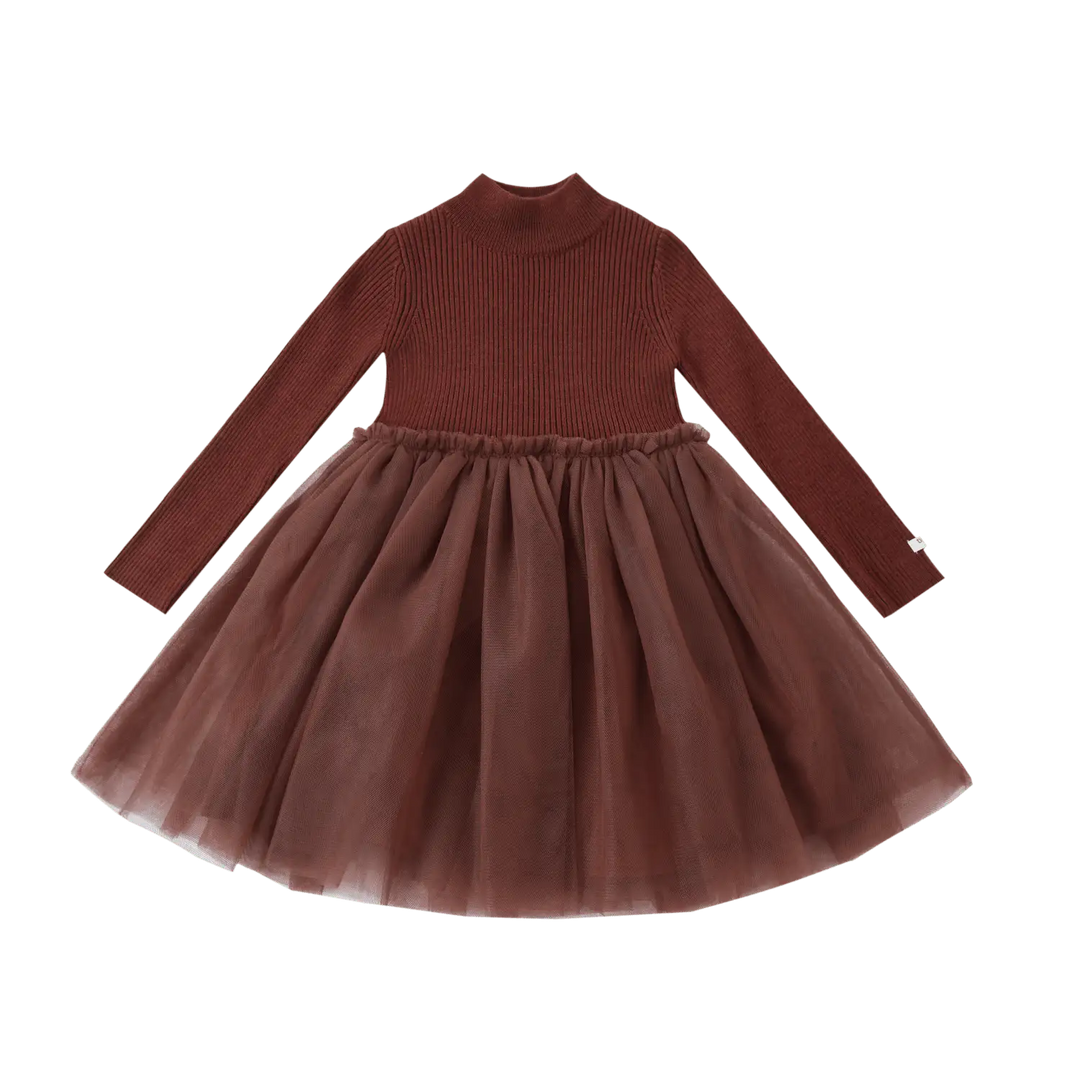 weinrotes langärmeliges Kleid für Mädchen mit einem gestrickten Oberteil aus einem Wollgemisch mit Stehkragen und einem voluminösen Rock aus Tüll mit einem Unterrock aus Baumwolle. Produktbild, Ansicht von vorne. 