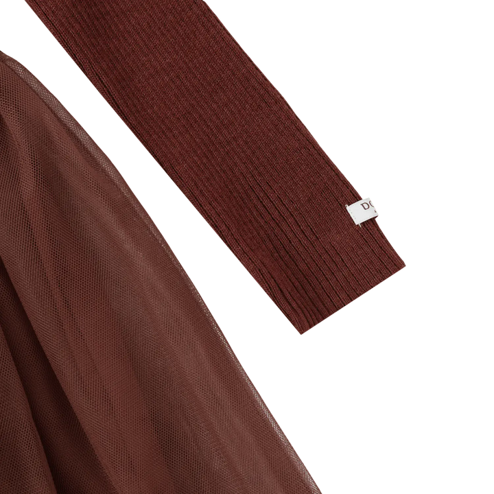 Donsje Lotus Dress Rustic Brown Detailansicht Ärmel mit angenähtem Donsje-Label und Tüllrock.