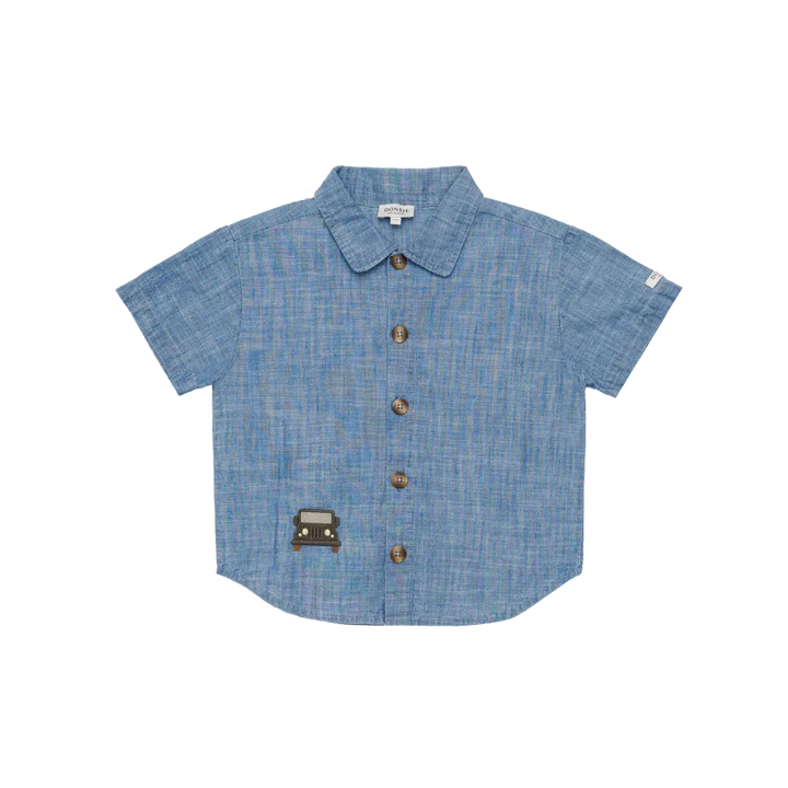 hellblaues Hemd in Jeans-Optik für Jungen aus Bio-Baumwolle mit Kragen und durchgehender Knopfleiste, kurzem Arm und aufgesticktem Jepp auf der rechten unteren Hälfte des Hemdes