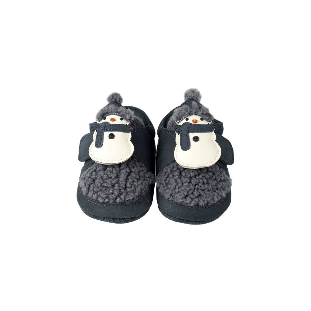 dunkelblaue, gefütterte Baby-Schuhe aus Leder mit Klettverschluss und Ledersohle bis Größe 17/18 oder flexibler Gummisohle ab Größe 19. Innen weich und warm gefüttert, außen mit Teddyfell auf dem Fußrücken und Schneemännern auf dem Klettverschluss. Produktbild, Ansicht von vorne. 