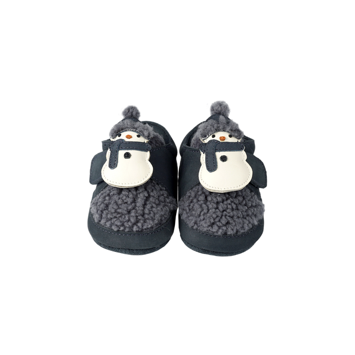 dunkelblaue, gefütterte Baby-Schuhe aus Leder mit Klettverschluss und Ledersohle bis Größe 17/18 oder flexibler Gummisohle ab Größe 19. Innen weich und warm gefüttert, außen mit Teddyfell auf dem Fußrücken und Schneemännern auf dem Klettverschluss. Produktbild, Ansicht von vorne. 