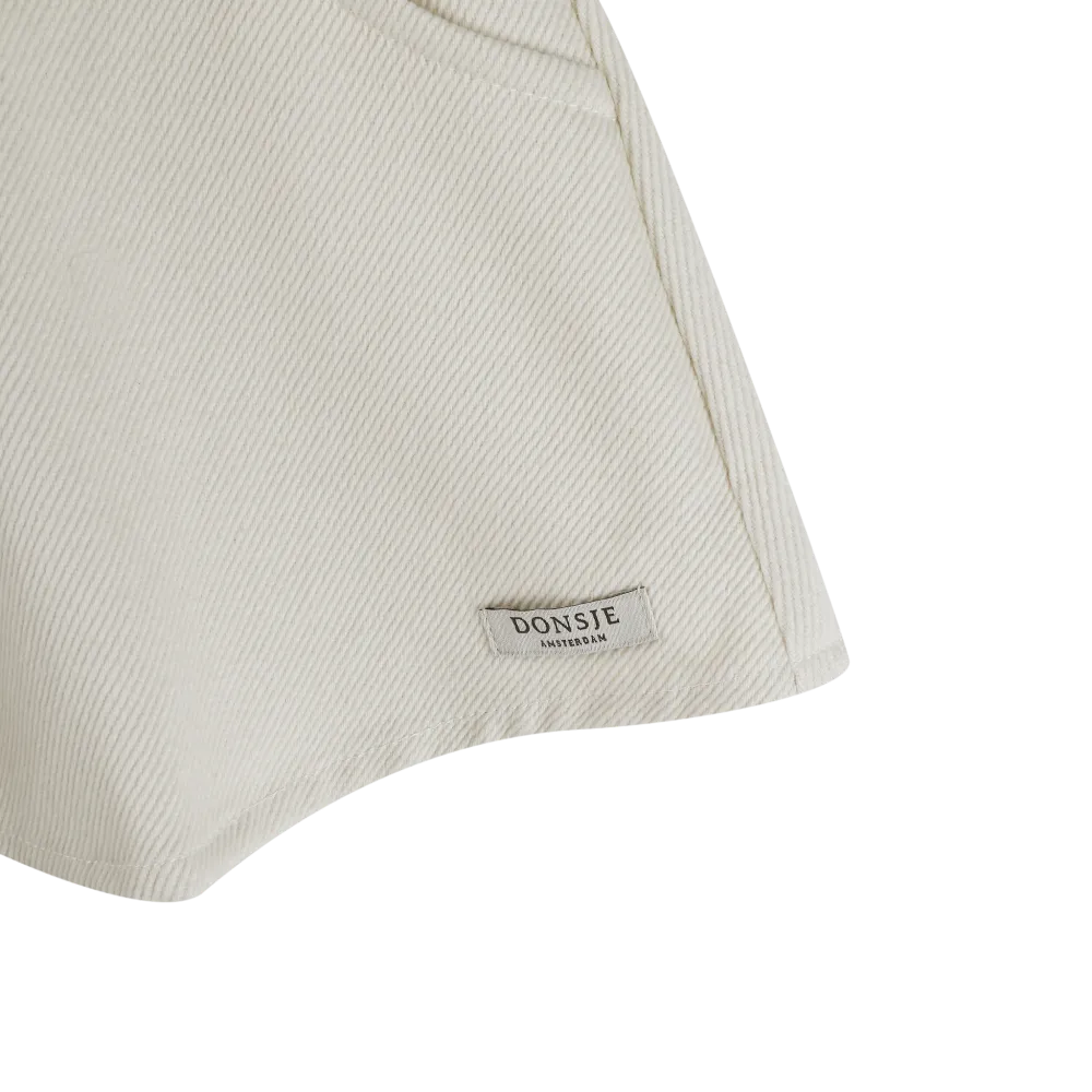 Donsje Mazena Shorts birch Detailansicht unteres linkes Bein mit Fokus auf dem angenähten Label von Donsje