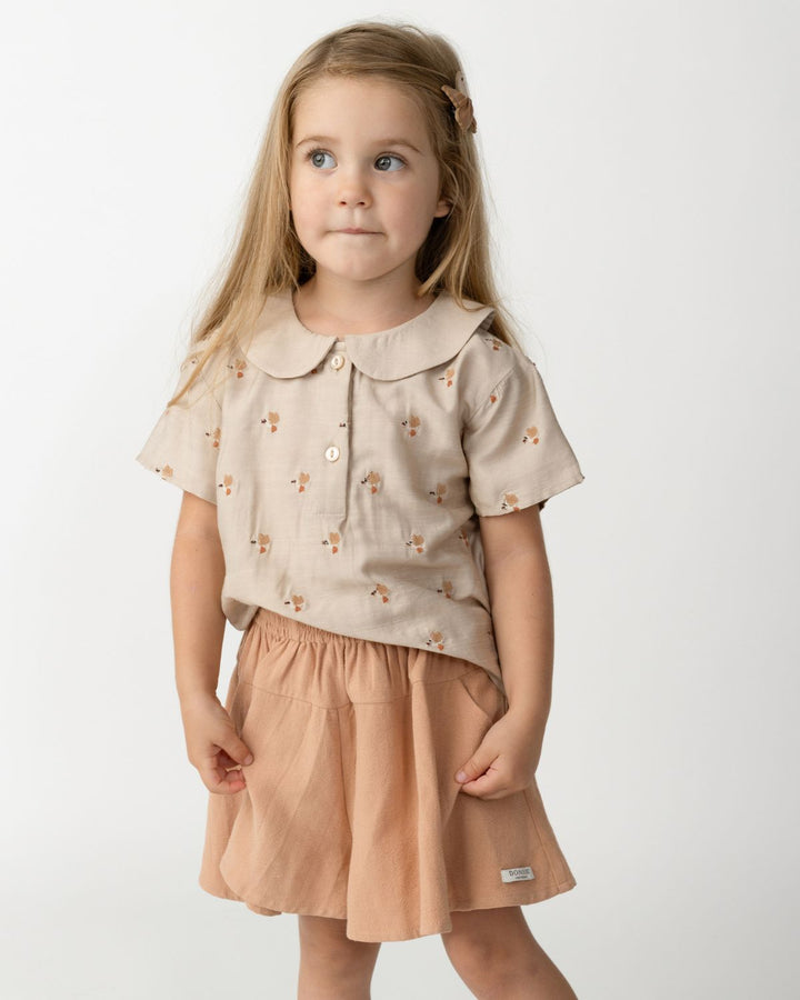 Donsje Nesa Blouse Hummingbirds soft taupe getragen von einem Mädchen Ansicht von vorne
