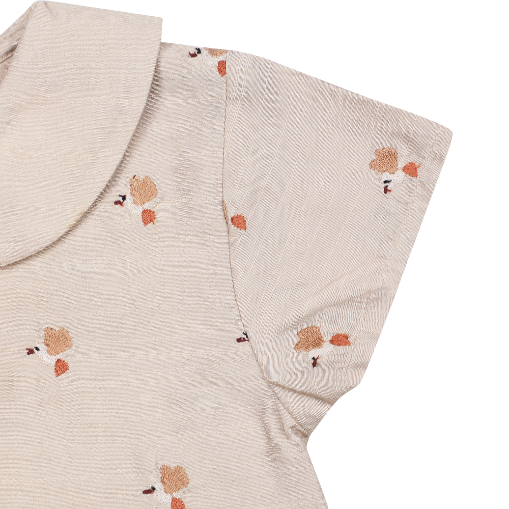 Donsje Nesa Blouse Hummingbirds soft taupe Detailansicht Ärmel und aufgestickte Kolibris