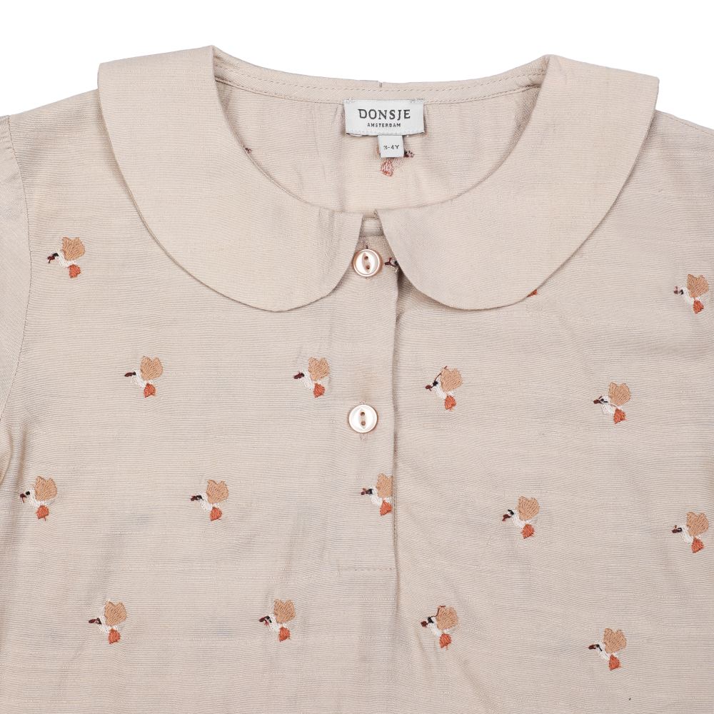 Donsje Nesa Blouse Hummingbirds soft taupe Detailansicht Bubikragen und Knopfleiste