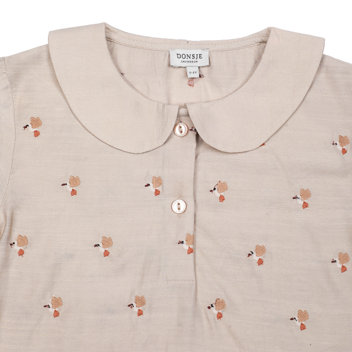Donsje Nesa Blouse Hummingbirds soft taupe Detailansicht Bubikragen und Knopfleiste