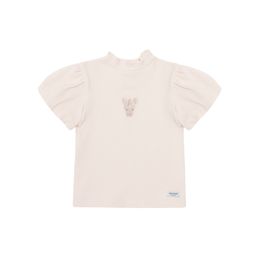 hellrosafarbenes T-Shirt für Mädchen aus Bio-Baumwolle mit kurzen Puffärmeln, einem leicht gerüschten Stehkragen und einem aufgestickten Einhorngesicht mittig auf Höhe der Brust