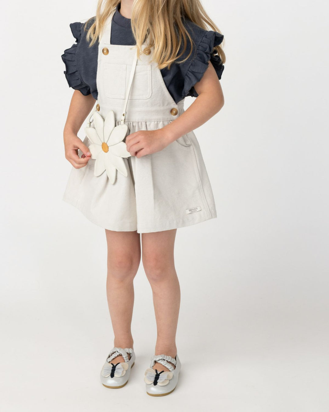 Donsje Nuriel Top blue marine getragen von einem Mädchen vor weißem Hintergrund, Ansicht von vorne