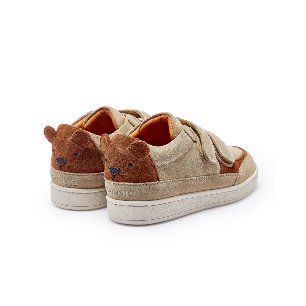 beigefarbene Sneaker für Kinder aus Leder mit braunem Bärengesicht an der Ferse, Klettverschlüssen und weißer Außensohle