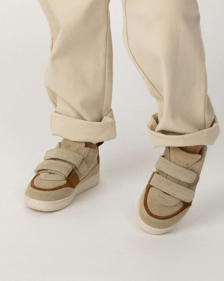 Donsje Rinou Sneakers Bear taupe suede getragenm von einem Kind, Blick auf die Schuhe von oben mit Fokus auf den Klettverschlüssen