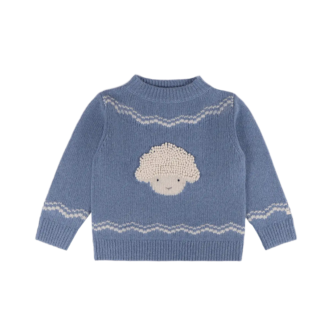 hellblauer Pullover aus 100% Merinowolle für Kinder und Kleinkinder mit eingestricktem Lamm-Gesicht und einem winterlichen Muster bestehend aus zwei weißen Streifen unterhalb des Rundhalsausschnitts und oberhalb des gerippten Saums sowie den gerippten Ärmelbündchen. Produktbild, Ansicht von vorne.  