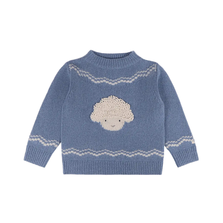 hellblauer Pullover aus 100% Merinowolle für Kinder und Kleinkinder mit eingestricktem Lamm-Gesicht und einem winterlichen Muster bestehend aus zwei weißen Streifen unterhalb des Rundhalsausschnitts und oberhalb des gerippten Saums sowie den gerippten Ärmelbündchen. Produktbild, Ansicht von vorne.  