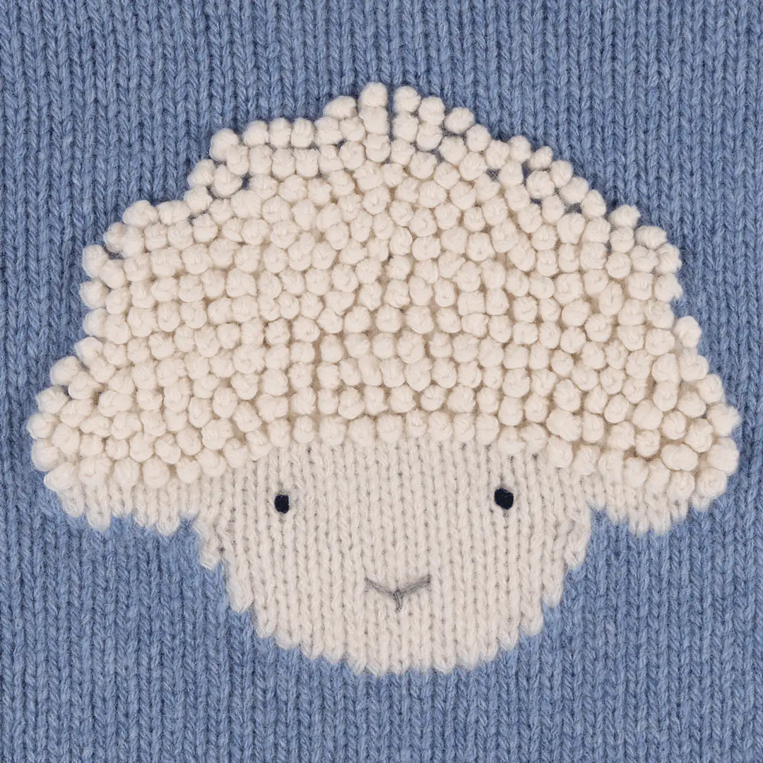 Donsje Selwyn Merino Wool Sweater Lammy vintage blue melange Detailansicht gestricktes Lamm-Gesicht mit Kuschelfell. 