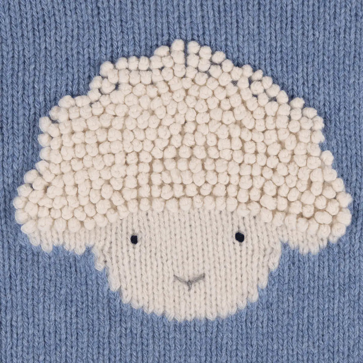 Donsje Selwyn Merino Wool Sweater Lammy vintage blue melange Detailansicht gestricktes Lamm-Gesicht mit Kuschelfell. 