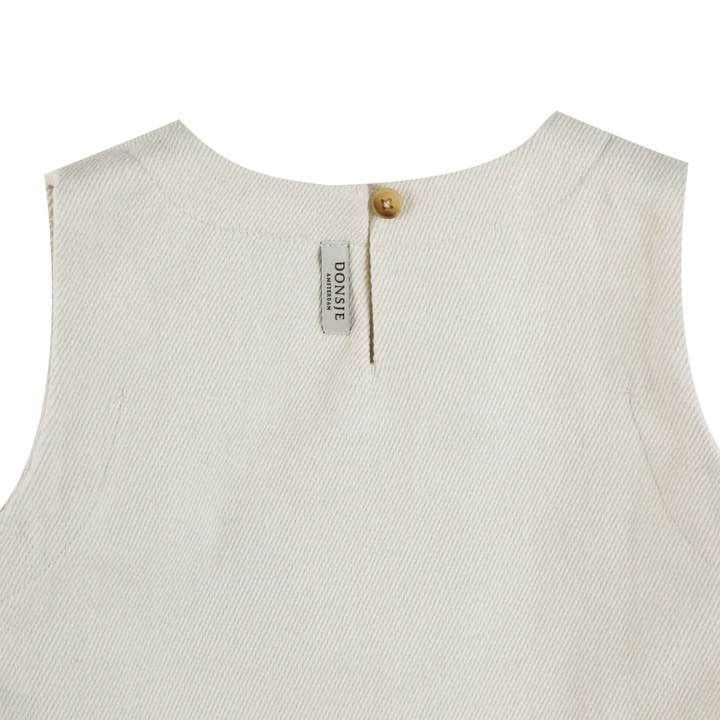 Donsje Veeri Top birch Detailaufnahme obere Hälfte des Tops von hinten mit Fokus auf den Knopfverschluss im Nacken 