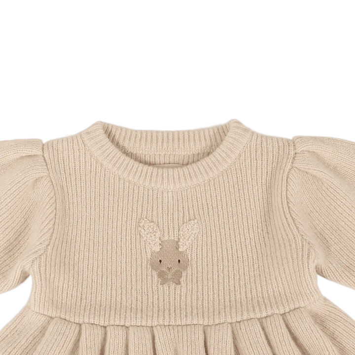 Donsje Vikkie Merino Wool Dess Fluffy Bunny Soft Sand Produktbild, Detailansicht aufgesticktes Hasengesicht, Rundhalsausschnitt.