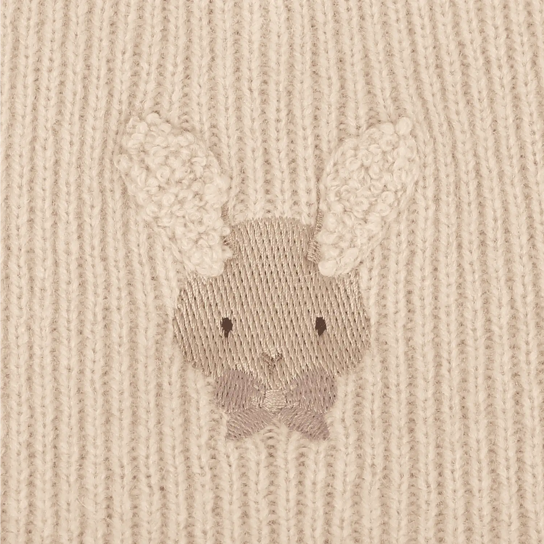 Donsje Vikkie Merino Wool Dess Fluffy Bunny Soft Sand Detailansicht aufgesticktes Hasengesicht. 