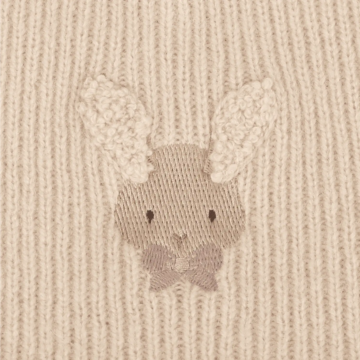 Donsje Vikkie Merino Wool Dess Fluffy Bunny Soft Sand Detailansicht aufgesticktes Hasengesicht. 
