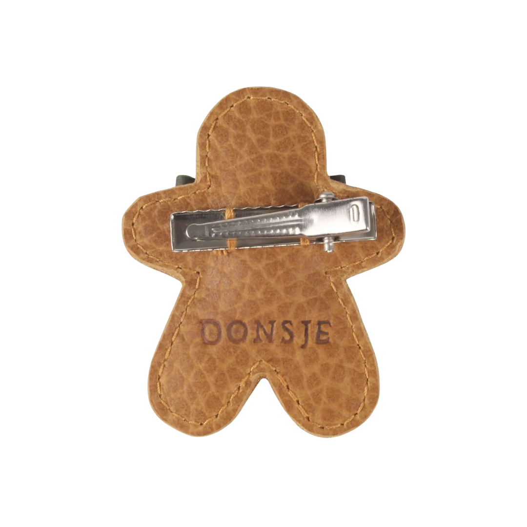 Donsje_Wonda_Hairclip_Gingerbread_toast_grain_leather Produktbild, Ansicht der Rückseite mit Blick auf die Klammer. 