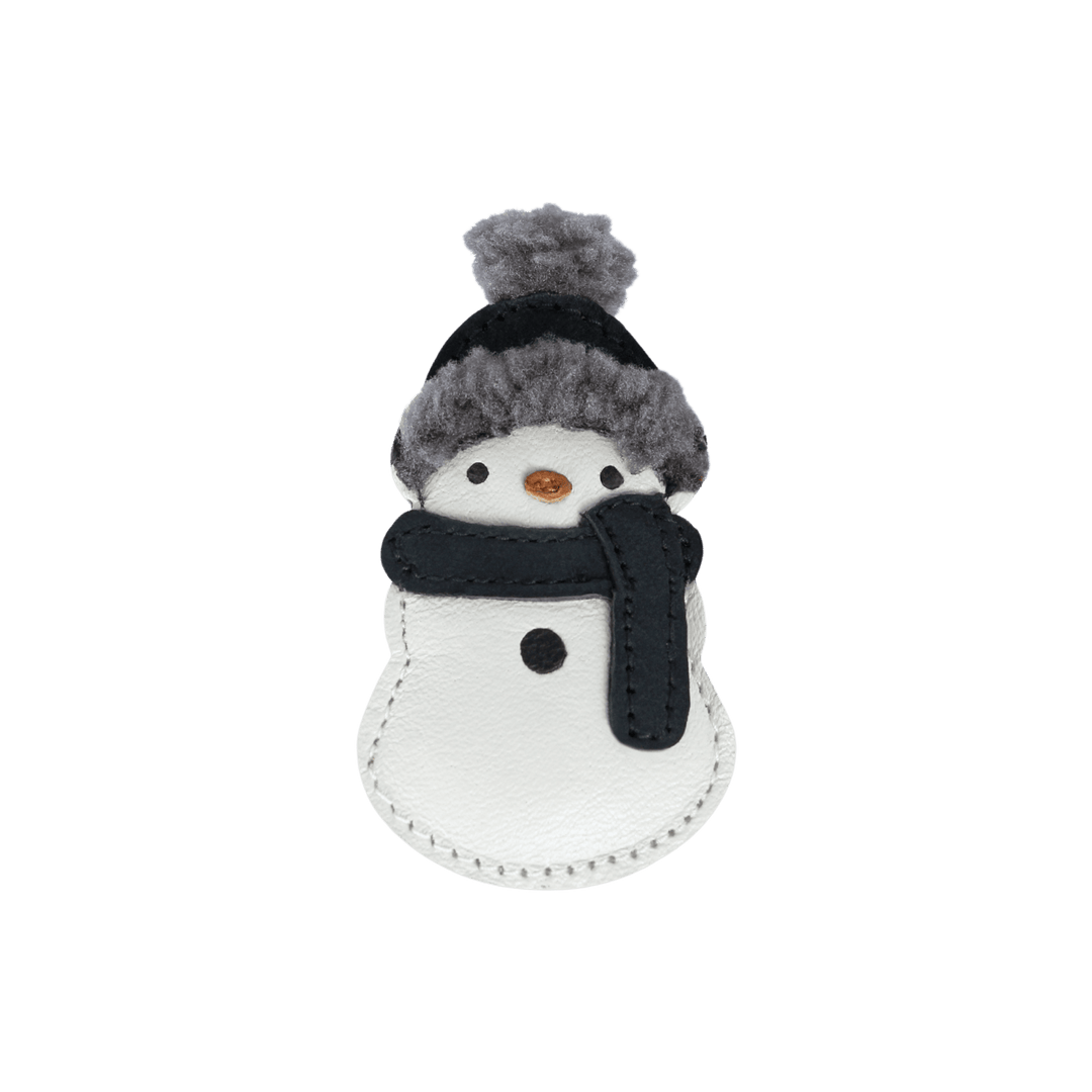 handgefertigte Haarspange aus weißem Premium-Leder in Schneemann-Form mit Metallclip auf der Rückseite. Produktbild, Ansicht von vorne. 