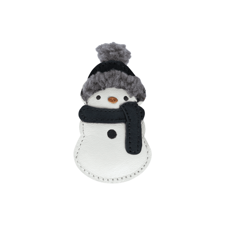 handgefertigte Haarspange aus weißem Premium-Leder in Schneemann-Form mit Metallclip auf der Rückseite. Produktbild, Ansicht von vorne. 