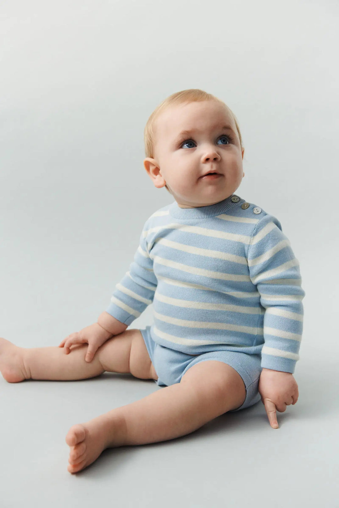 FUB Baby Long Sleeve Tee pale blue ecru getragen von einem Baby sitzend or weißem Hintergrund, kombiniert mit der Baby Shorts, Ansicht Vorderseite 