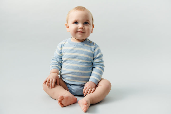 FUB Baby Long Sleeve Tee pale blue ecru getragen von einem Baby sitzend or weißem Hintergrund, kombiniert mit der Baby Shorts, Ansicht Vorderseite 