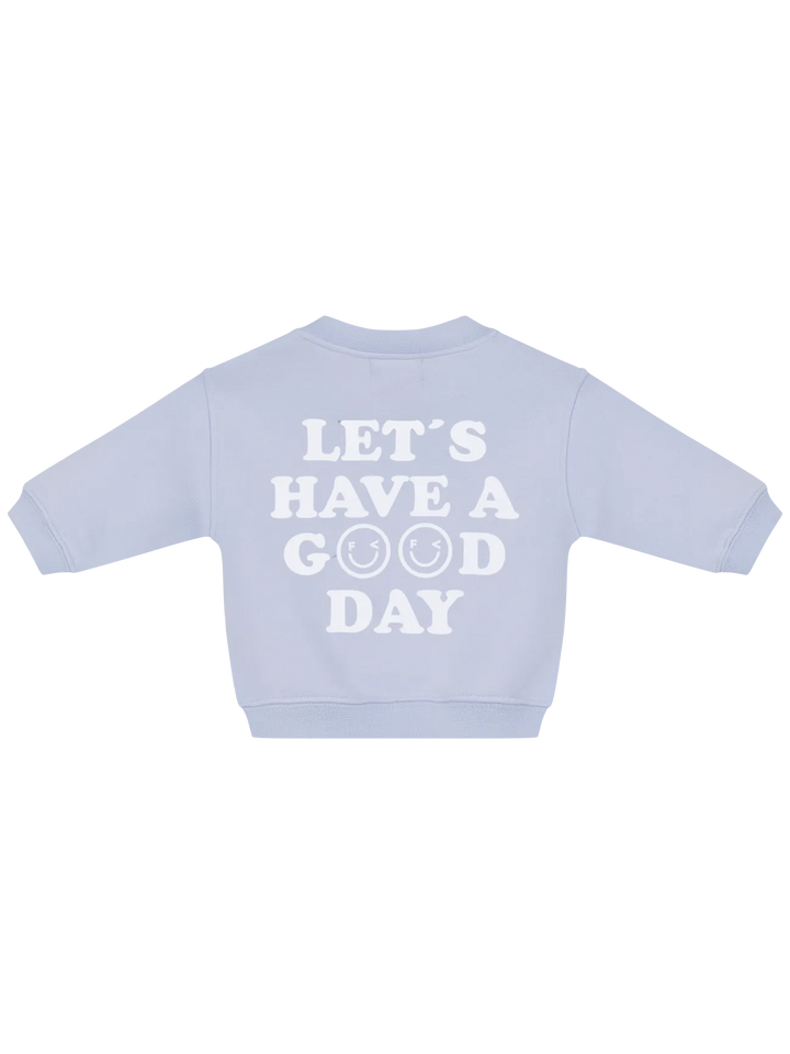 hellblaues Sweatshirt für Babys aus 100% Baumwolle mit gerippten Bündchen, Druckknöpfen auf der linken Schulter für leichtes An- und Ausziehen, dem Famvibes Logo vorne auf Höhe der linken Brust und einem Print auf dem Rücken "Let's have a good day"