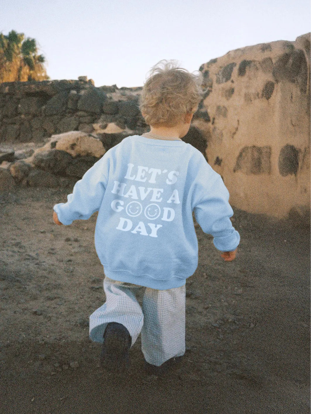 Famvibes Gingham Pants Kids blue/white getragen von einem kleinen Kind, Ansicht von hinten, kombiniert mit dem Sweatshirt Good Day