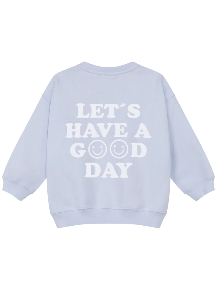 hellblaues Sweatshirt für Kinder aus 100% Baumwolle mit gerippten Bündchen, Famvibes Logo aufgestickt auf Höhe der linken Brust und Print auf dem Rücken "let's have a good day"