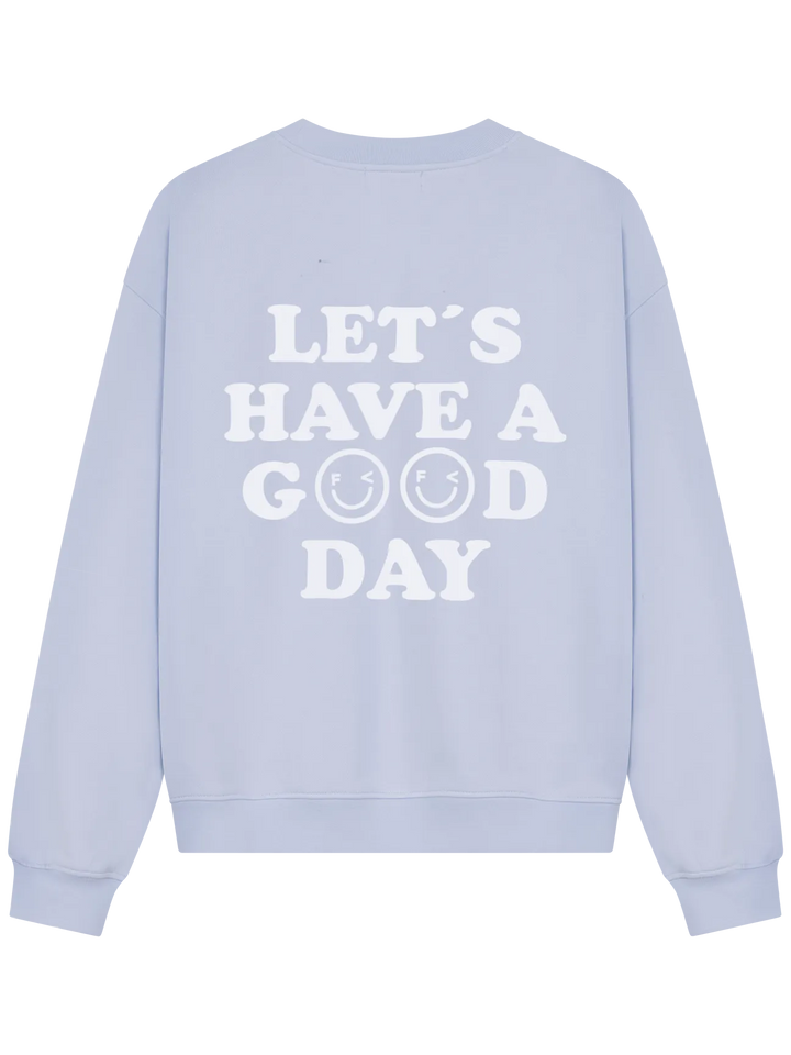 hellblaues Sweatshirt für Erwachsene aus 100% Baumwolle mit gerippten Bündchen, Famvibes Logo aufgestickt auf Höhe der linken Brust und Print auf dem Rücken "let's have a good day"