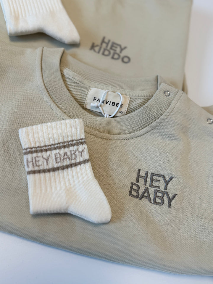 weiße Socken für Babys aus Baumwolle mit taupefarbenem Schriftzug Hey Baby