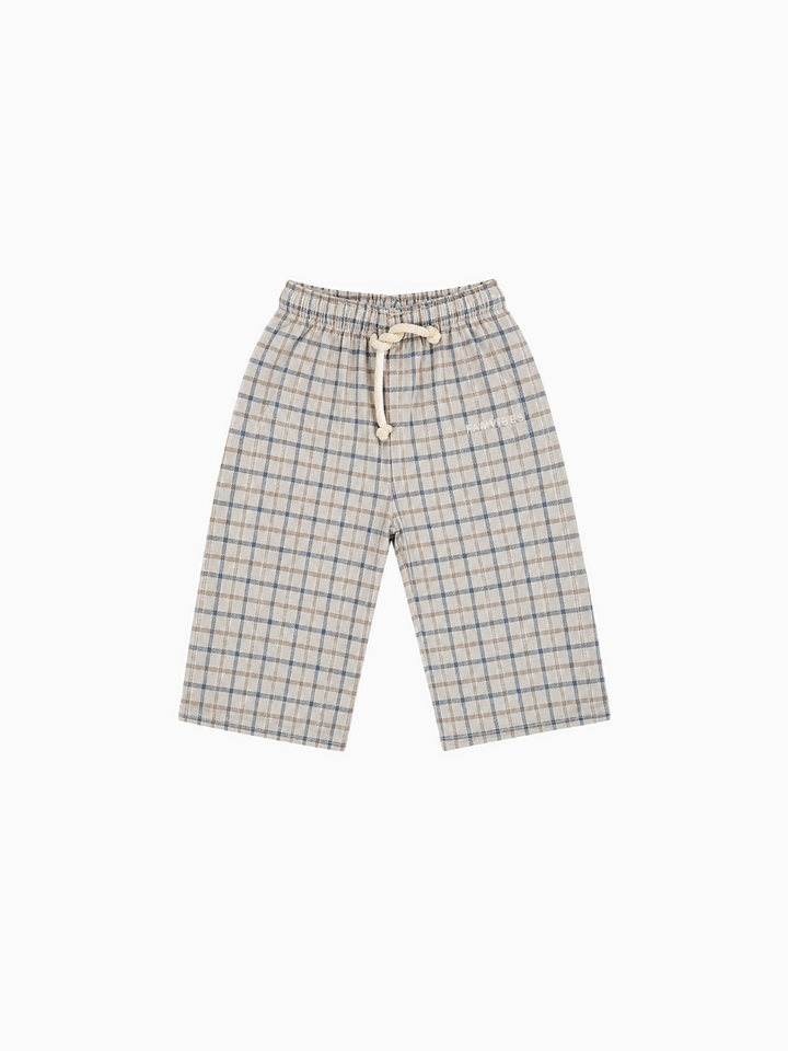 Graue Stoffhose für Kinder aus 100% Baumwolle mit Gummibund und Kordelzug mit Karomuster aus blauen und braunen Streifen. Produktbild, Ansicht von vorne. 