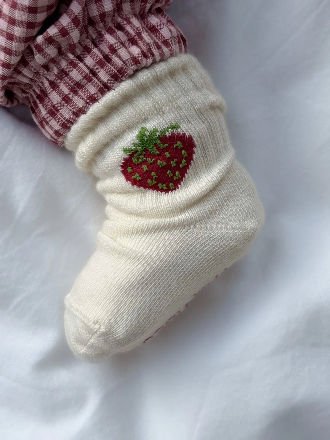 elfenbeinfarbene Socken für Babys aus Baumwollgemisch im Tennis-Socken-Stil mit eingewebter roter Erdbeere auf Knöchelhöhe
