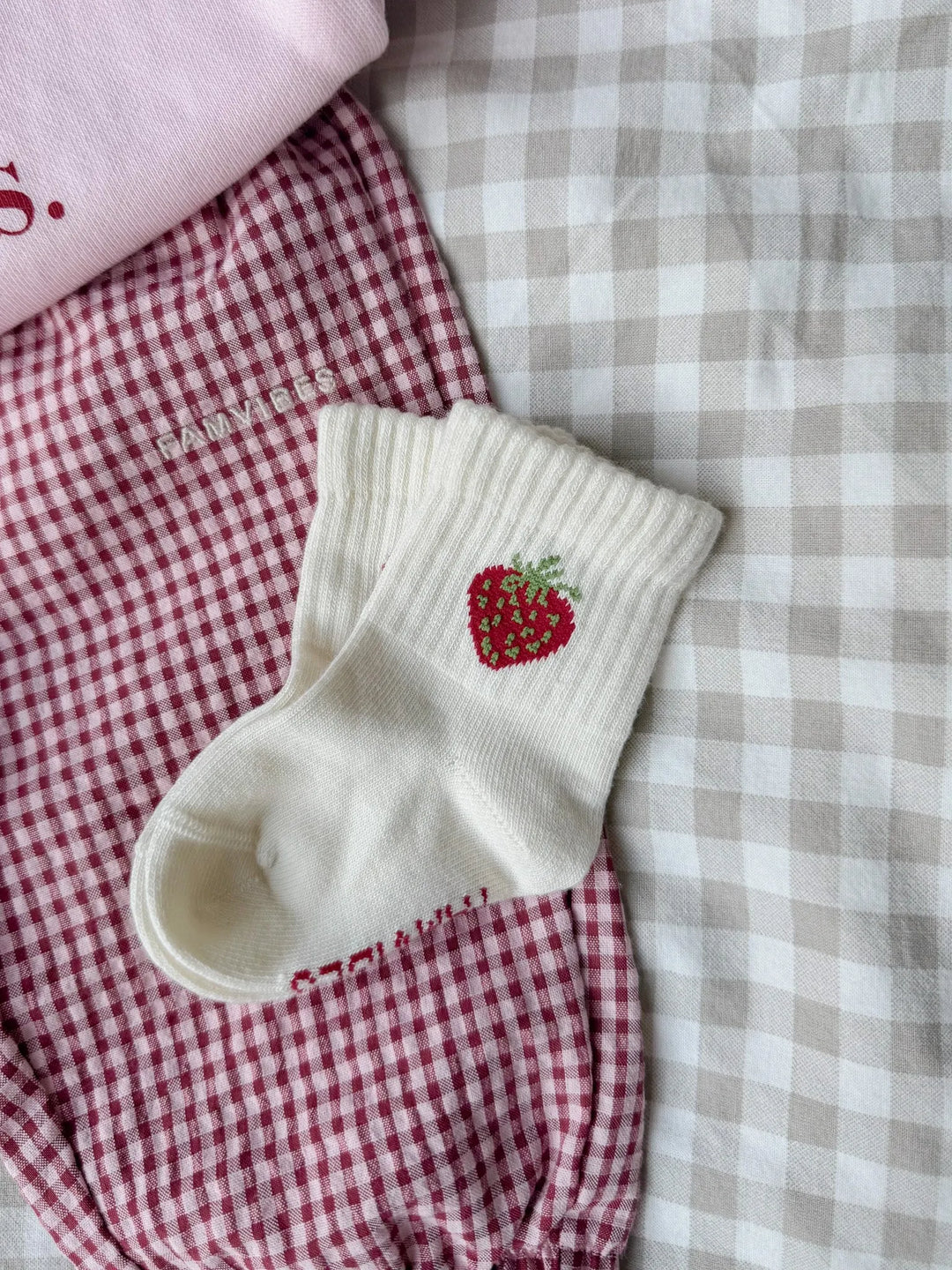Famvibes Socken Strawberry milk-strawberry drapiert mit passender Hose 