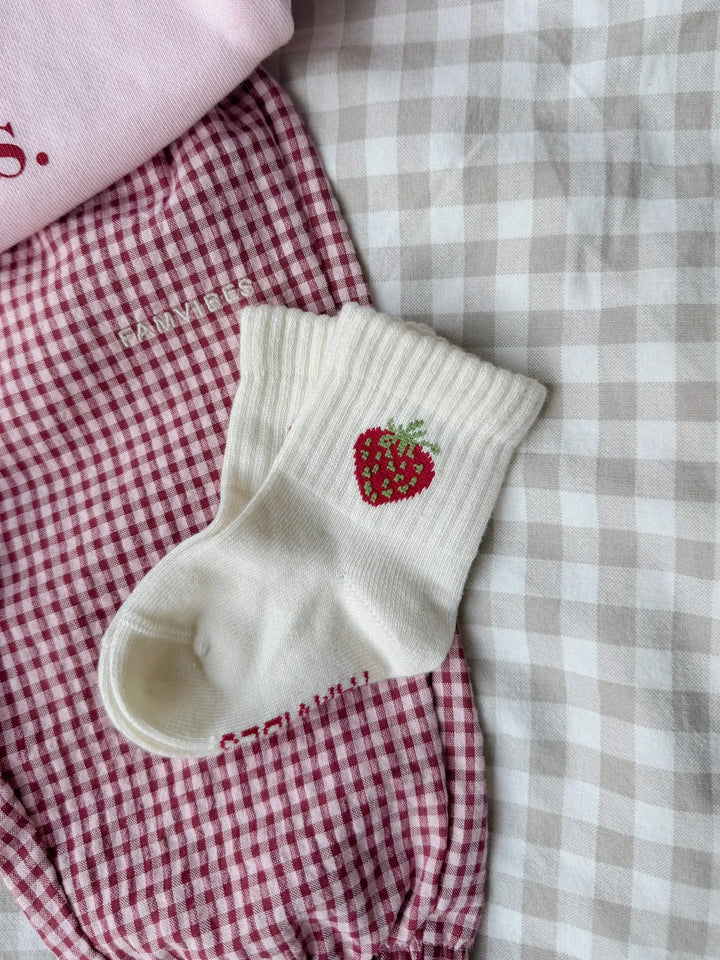 Famvibes Socken Strawberry milk-strawberry drapiert mit passender Hose 