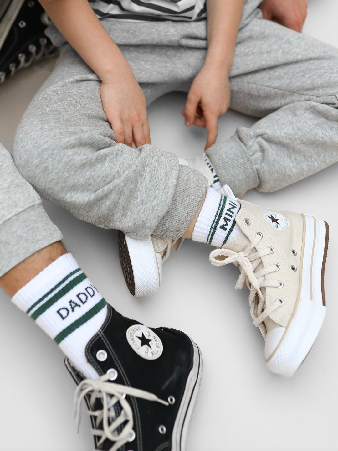 weiße Socken für Männer aus Baumwolle mit grünem Schriftzug Daddy
