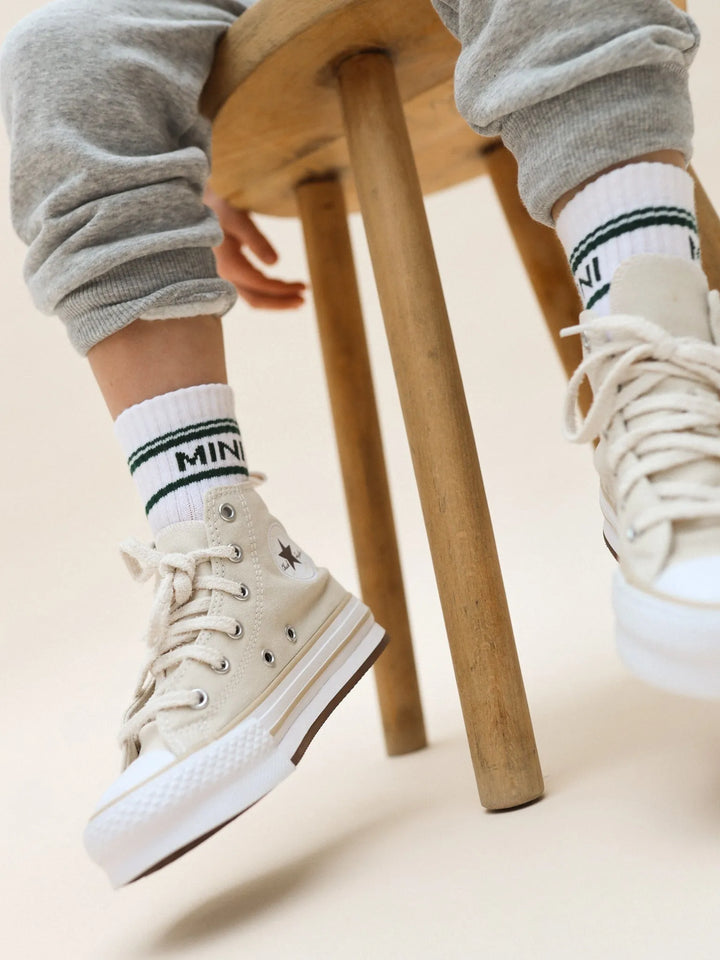 weiße Socken für Kinder aus Baumwolle mit grünem Schriftzug Mini