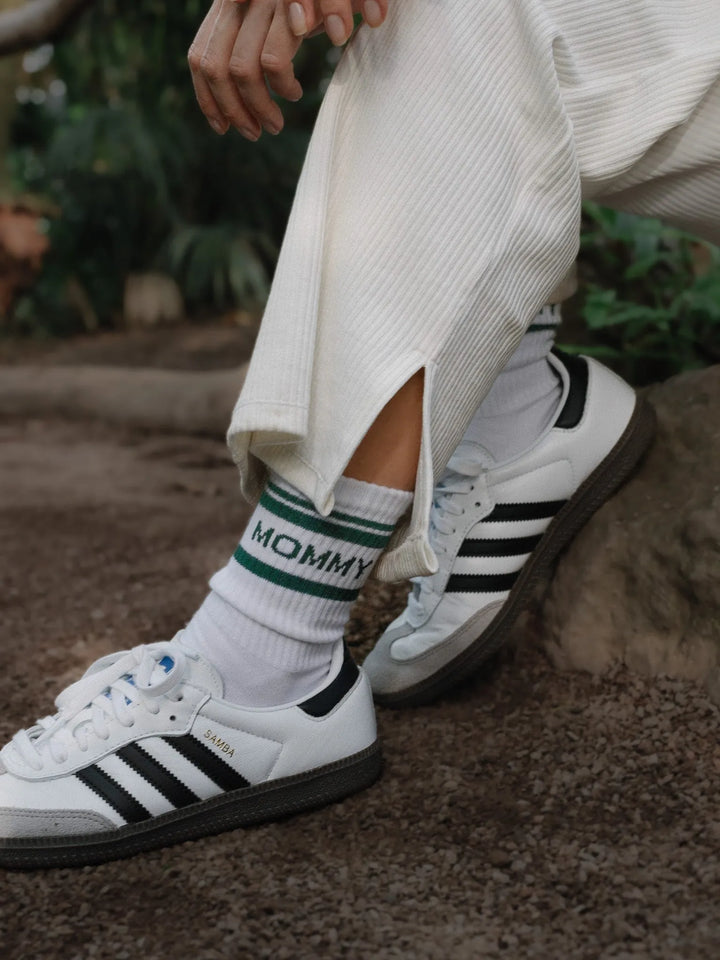weiße Socken aus Baumwolle für Damen mit grünem Schriftzug Mommy