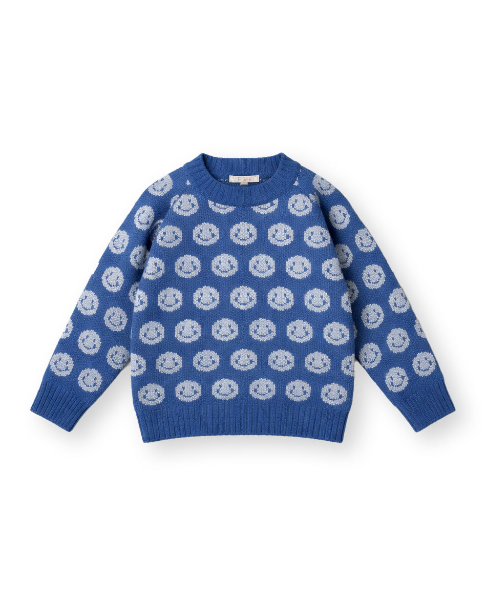 königsblauer Strickpullover für Kinder aus Baumwolle, Kaschmir und Wolle mit eingestrickten, hellblauen, lachenden Smiley rundum, gerippten Bündchen an Rundhalsausschnitt, Saum und Ärmeln. Produktbild, Ansicht von vorne. 
