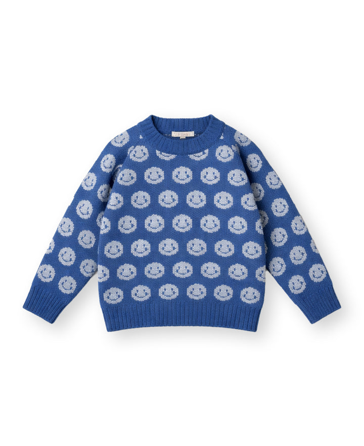 königsblauer Strickpullover für Kinder aus Baumwolle, Kaschmir und Wolle mit eingestrickten, hellblauen, lachenden Smiley rundum, gerippten Bündchen an Rundhalsausschnitt, Saum und Ärmeln. Produktbild, Ansicht von vorne. 