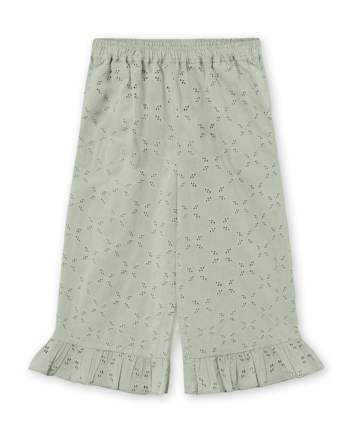 graugrüne Hose für Mädchen aus Baumwolle mit Broderie Anglaise Lochmuster, weitem Bein mit Rüschen am Saum und Gummibund sowie zwei seitlichen Eingriffstaschen 