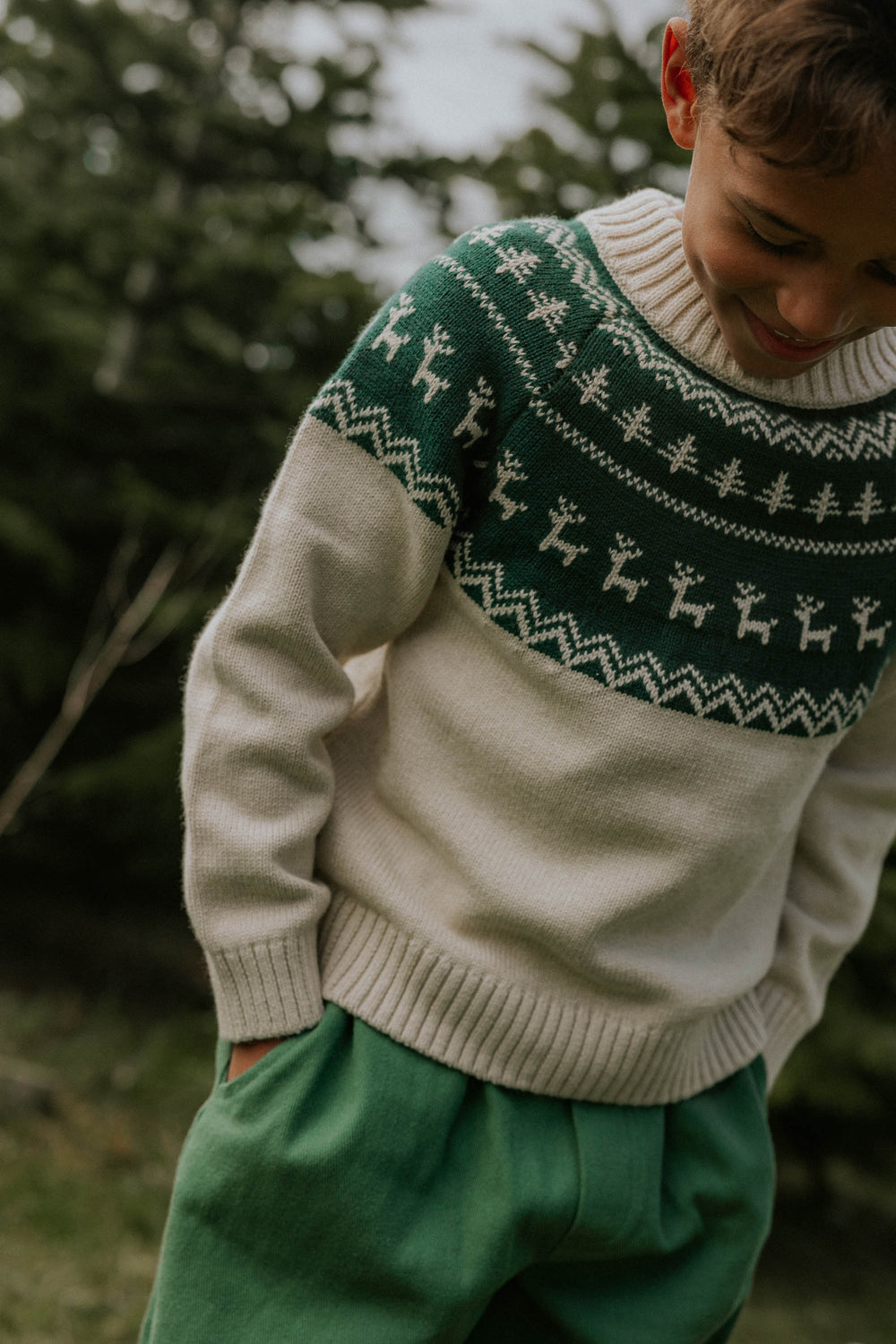 cremefarbener Woll-Pullover mit grünem Rentier-Muster im Norweger-Stil