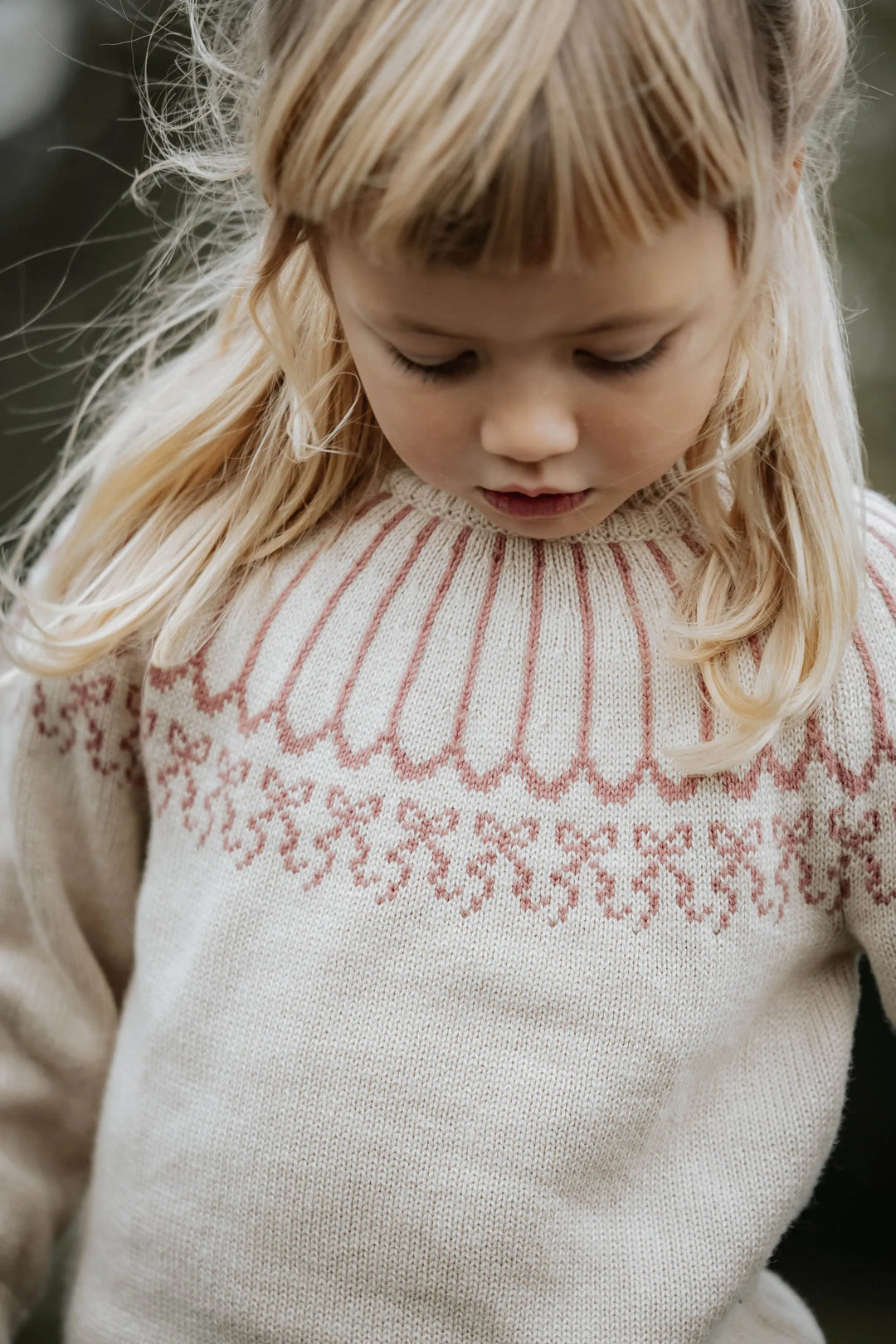 Cremefarbener Strickpullover für Mädchen aus Bio-Baumwolle mit rosafarbenem Streifen-Muster im Norweger-Stil