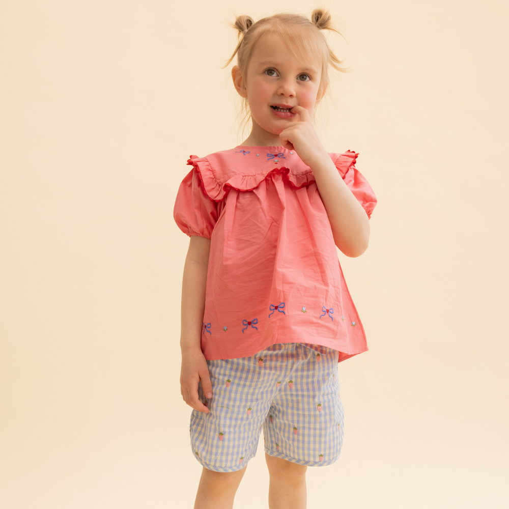 Floess Mille Shorts Sky Berry Gingham getragen von einem Mädchen, Ansicht von vorne 