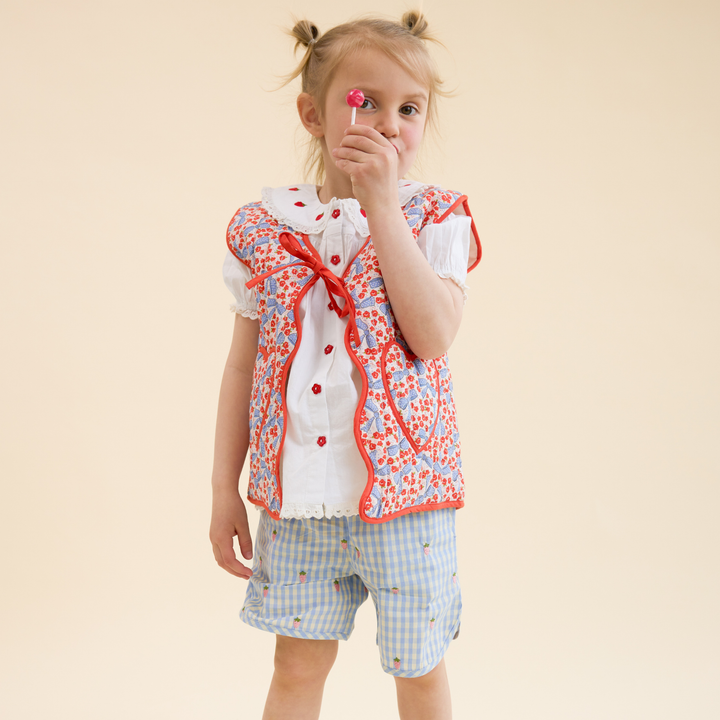 Floess Mille Shorts Sky Berry Gingham getragen von einem Mädchen, Ansicht von vorne 