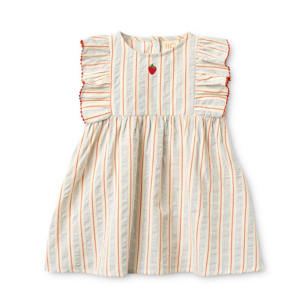 cremefarbenes, knielanges und ärmelloses Kleid für Mädchen aus 100% Baumwolle mit blauen und roten, vertikalen Streifen, Flügelärmchen und feiner roter Stickerei an den Armausschnitten, Rundhalsausschnitt und kleine aufgestickte Erdbeere unterhalb des Ausschnitts, auf dem Rücken drei Knöpfe fürs leichte An- und Ausziehen und unterhalb der Knöpfe eine Schleife aus dem gleichen Muster