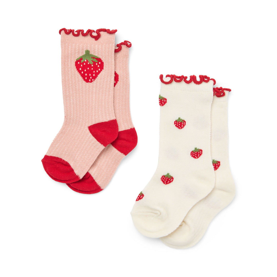 2er Pack Socken für Mädchen aus Baumwollgemisch. Ein Paar ist cremefarben mit vielen kleinen eingewebten Erdbeeren. Das andere Paar ist rosa mit einer großen eingewebten Erdbeere auf Knöchelhöhe.